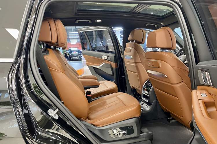 Used BMW X7 2023 xDrive40i Luxury Package with Premium Features Interior 10