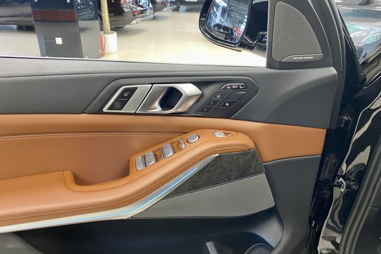 Used BMW X7 2023 xDrive40i Luxury Package with Premium Features Interior 12