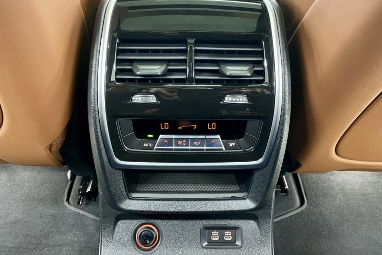 Used BMW X7 2023 xDrive40i Luxury Package with Premium Features Interior 3