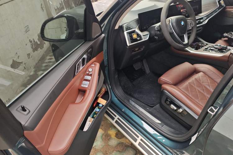 Used BMW X7 2023 xDrive40i Luxury Package with Leading Features Interior 3