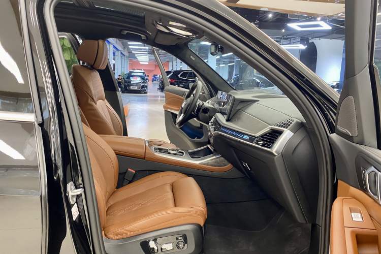 Used BMW X7 2023 xDrive40i Luxury Package with Premium Features Interior 9