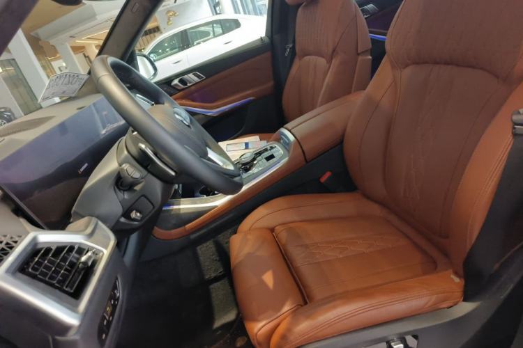 Used BMW X7 2023 xDrive40i Luxury Package with Premium Features Left Front Seat