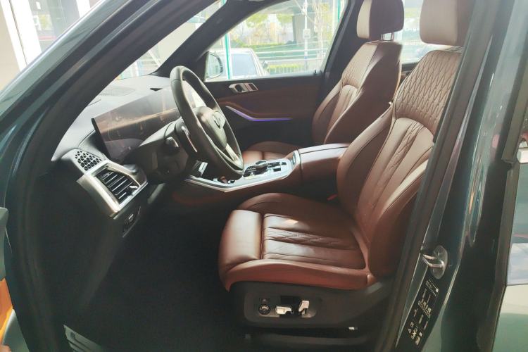Used BMW X7 2023 xDrive40i Luxury Package with Premium Features Left Front Seat