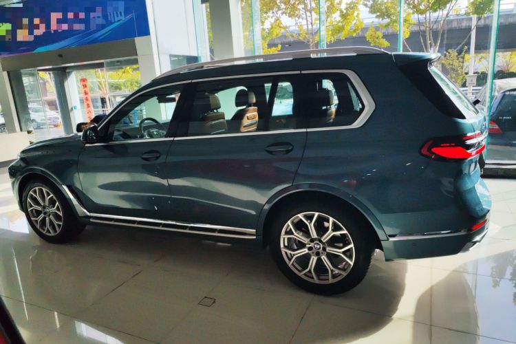 Used BMW X7 2023 xDrive40i Luxury Package with Premium Features Left Side