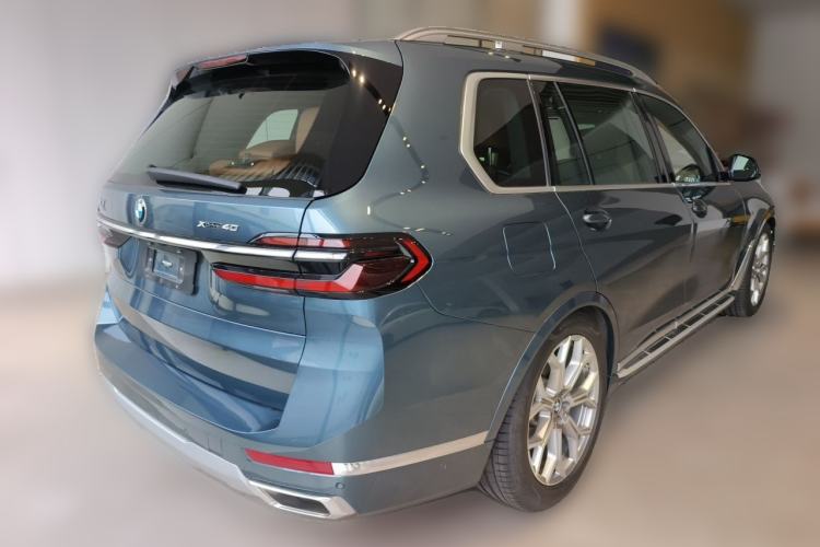 Used BMW X7 2023 xDrive40i Luxury Package with Premium Features Rear Right 45 Deg
