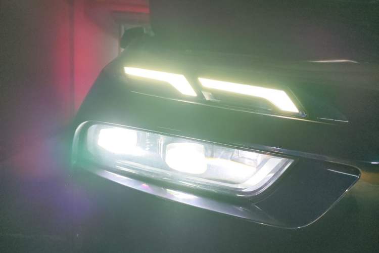 Used BMW X7 2023 xDrive40i Luxury Package with Leading Features Right Front Headlight