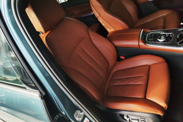 Used BMW X7 2023 xDrive40i Luxury Package with Premium Features Right Front Seat