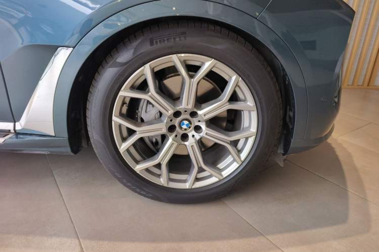 Used BMW X7 2023 xDrive40i Luxury Package with Premium Features Right Front Wheel Hub