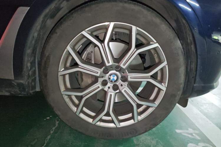 Used BMW X7 2023 xDrive40i Luxury Package with Leading Features Right Front Wheel Hub