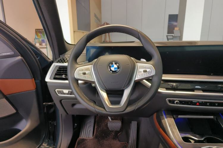 Used BMW X7 2023 xDrive40i Luxury Package with Premium Features Steering Wheel