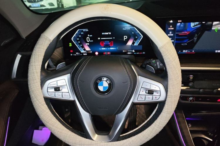 Used BMW X7 2023 xDrive40i Luxury Package with Leading Features Steering Wheel