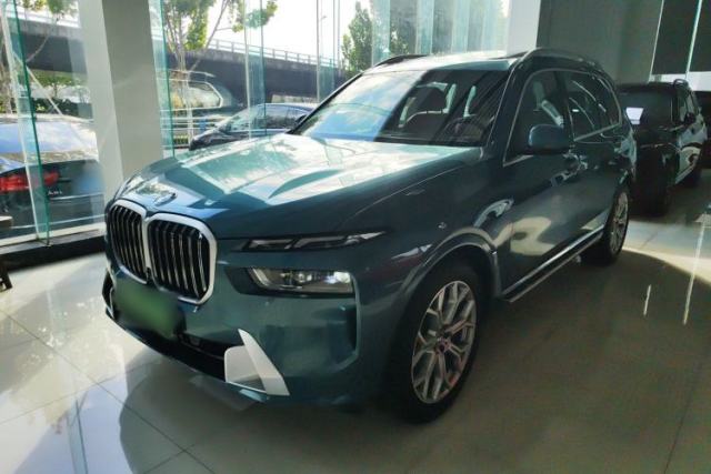 Used BMW X7 2023 xDrive40i Luxury Package with Premium Features