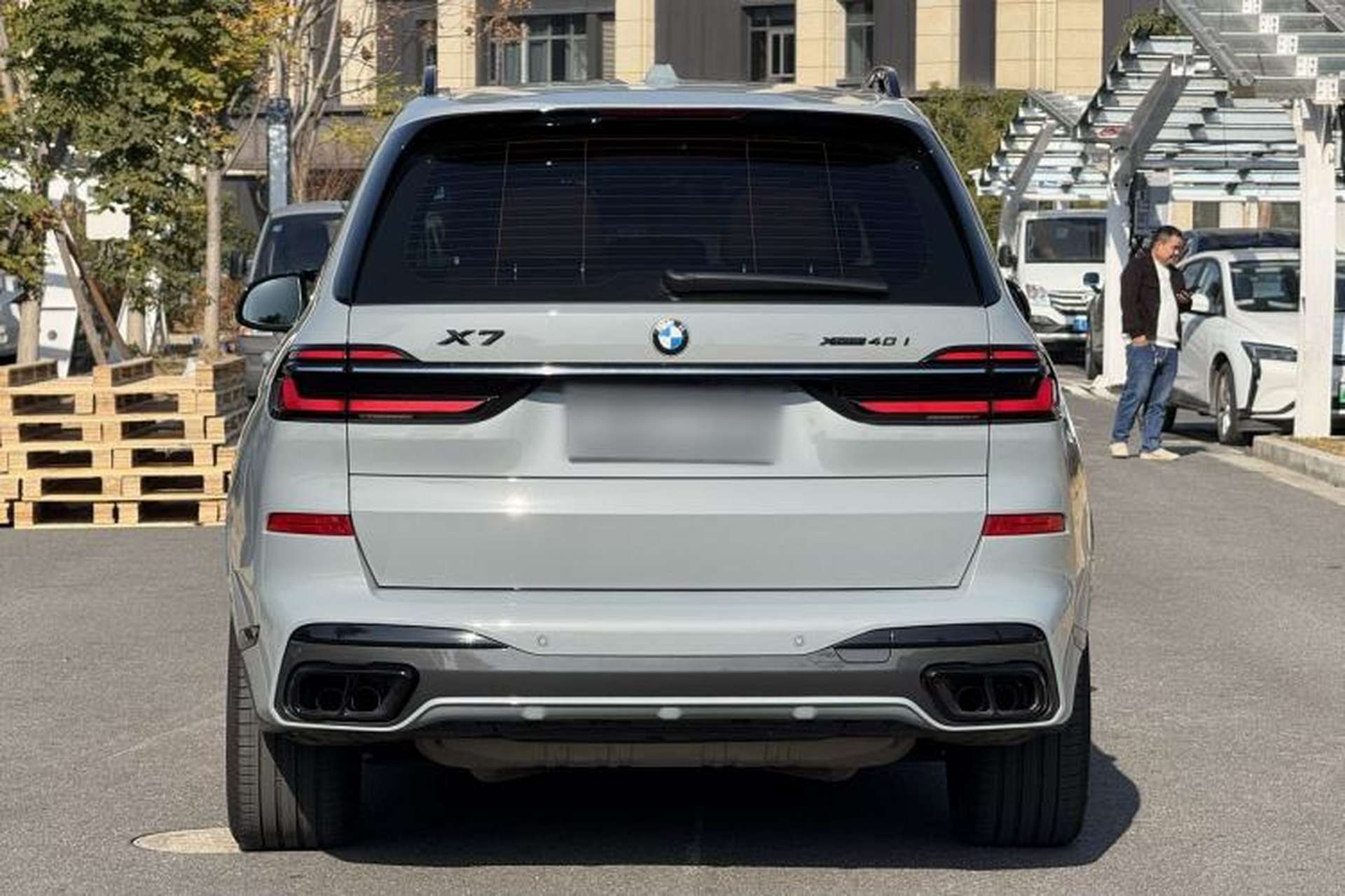 Used BMW X7 2023 xDrive40i Luxury M Sport Package Exterior 4