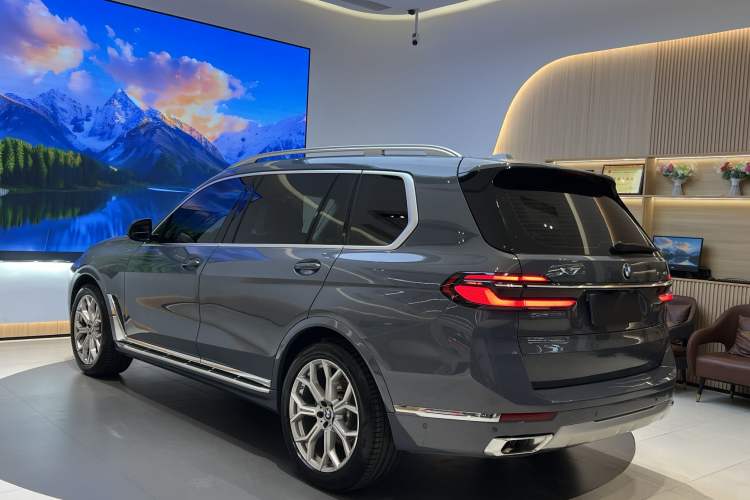 Used BMW X7 2023 xDrive40i Luxury Package with Leading Features Exterior 4