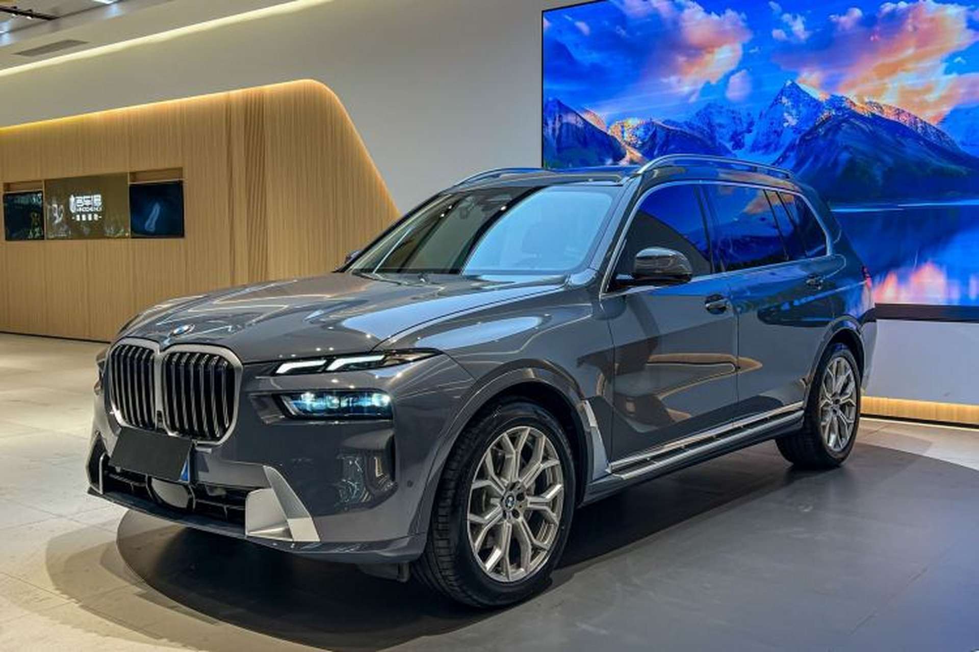 Used BMW X7 2023 xDrive40i Luxury Package with Leading Features Front Left 45 Deg