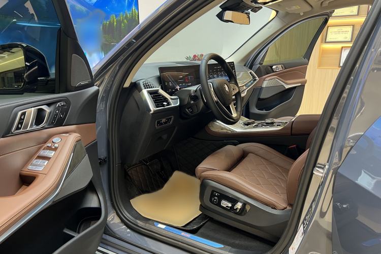 Used BMW X7 2023 xDrive40i Luxury Package with Leading Features Interior 1