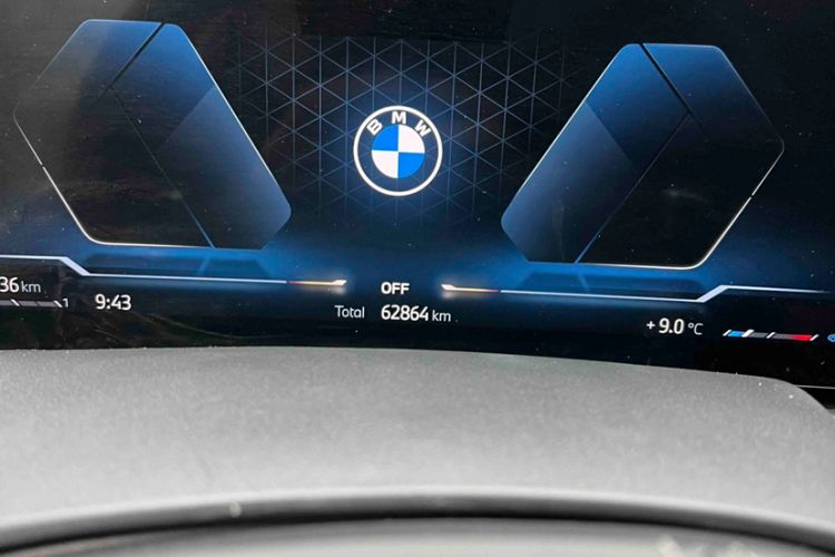Used BMW X7 2023 xDrive40i Luxury Package with Leading Features Odometer Close Up