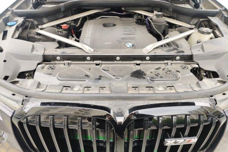 Used BMW X7  Engine Bay