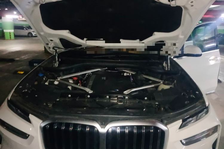 Used BMW X7  Engine Bay