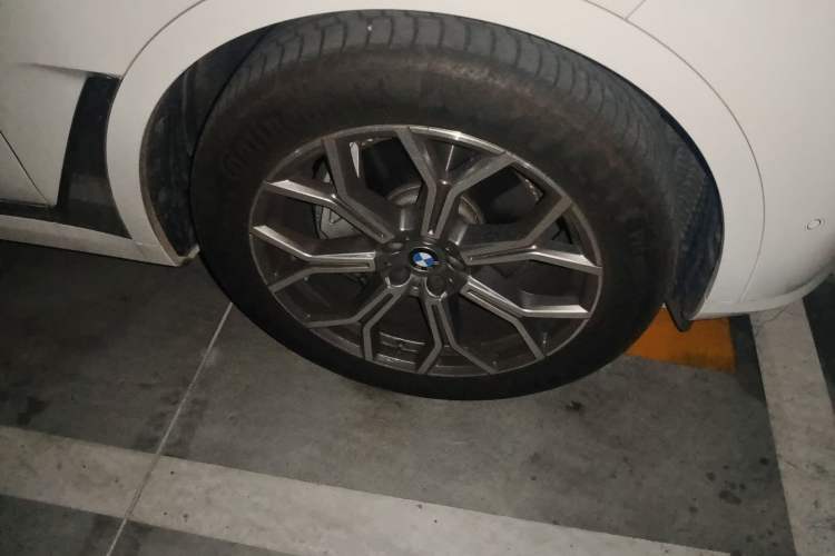 Used BMW X7  Right Front Wheel Hub