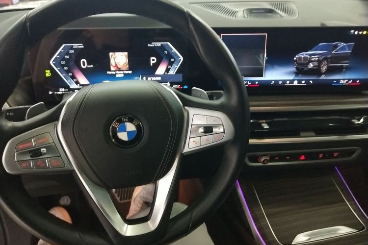 Used BMW X7 2024 xDrive40i Luxury Package – Leading Model Center Console