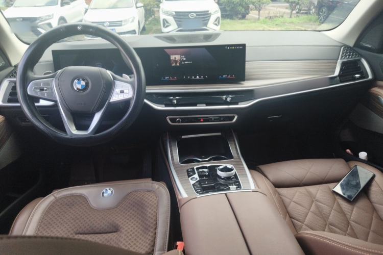Used BMW X7 2024 xDrive40i Luxury Package – Leading Model Center Console