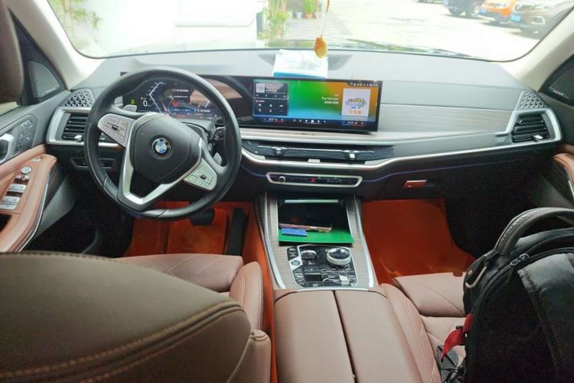 Used BMW X7 2024 xDrive40i Luxury Package – Leading Model Center Console