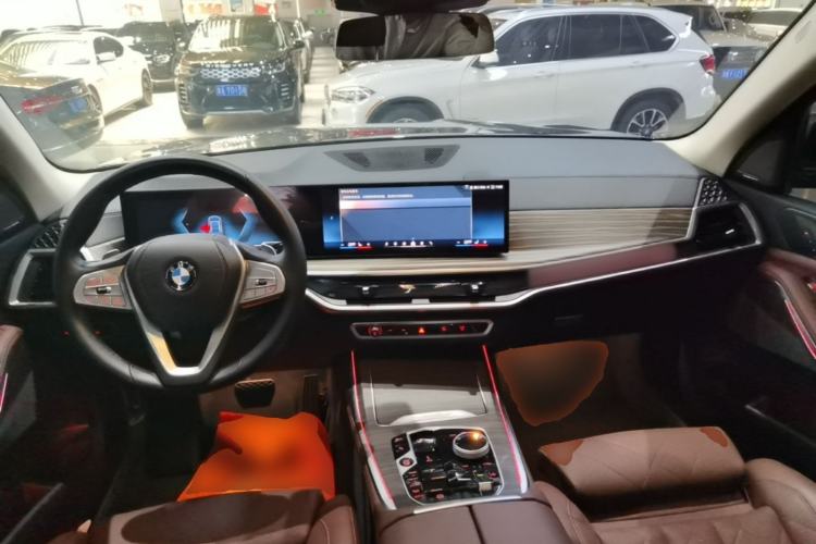 Used BMW X7 2024 xDrive40i Luxury Package – Leading Model Center Console