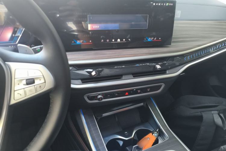 Used BMW X7 2024 xDrive40i Luxury Package – Leading Model Center Console
