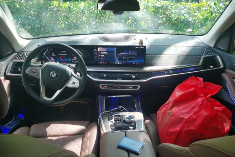 Used BMW X7 2024 xDrive40i Luxury Package – Leading Model Center Console
