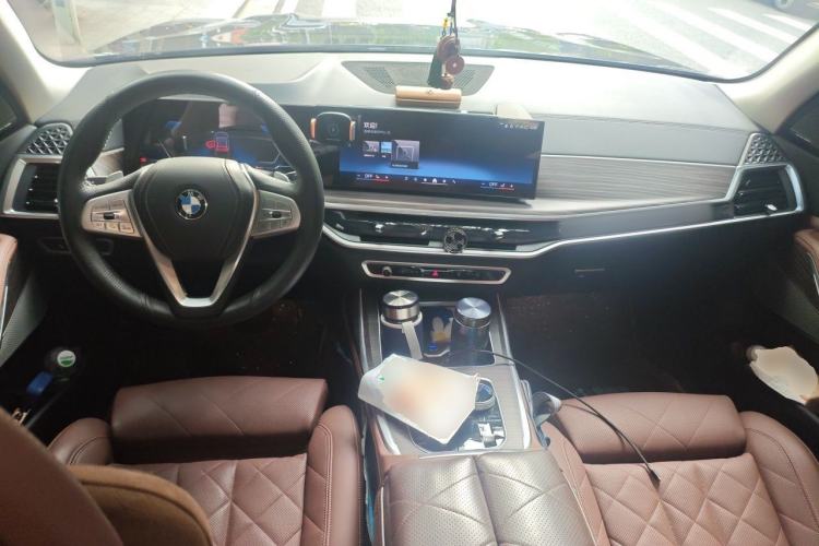 Used BMW X7 2024 xDrive40i Luxury Package – Leading Model Center Console