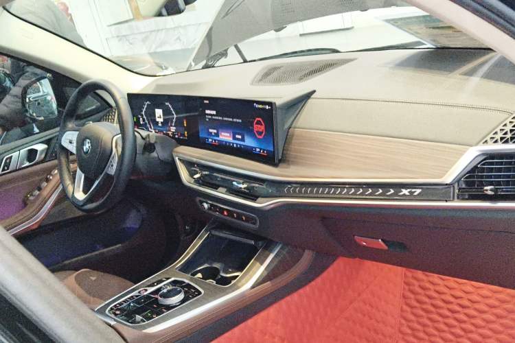 Used BMW X7 2024 xDrive40i Luxury Package – Leading Model Center Console