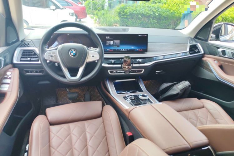 Used BMW X7 2024 xDrive40i Luxury Package – Leading Model Center Console