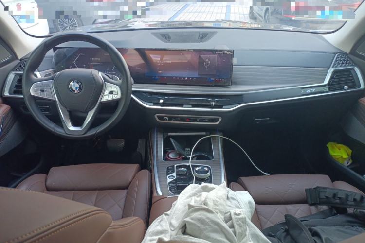 Used BMW X7 2024 xDrive40i Luxury Package – Leading Model Center Console