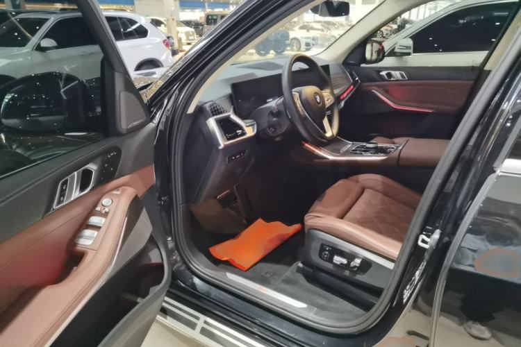 Used BMW X7 2024 xDrive40i Luxury Package – Leading Model Driver Seat