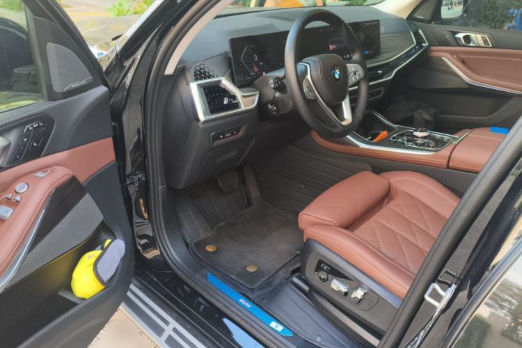 Used BMW X7 2024 xDrive40i Luxury Package – Leading Model Driver Seat