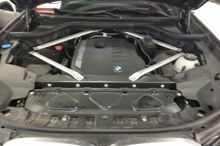 Used BMW X7 2024 xDrive40i Luxury Package – Leading Model Engine Bay