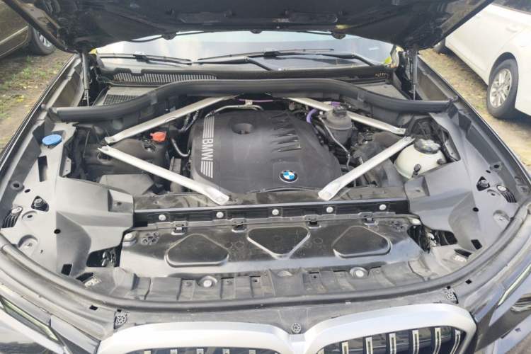 Used BMW X7 2024 xDrive40i Luxury Package – Leading Model Engine Bay