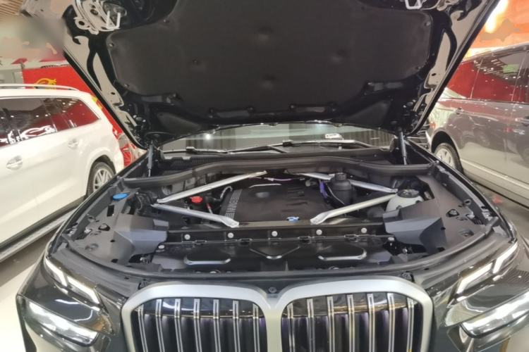 Used BMW X7 2024 xDrive40i Luxury Package – Leading Model Engine Bay