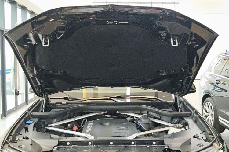 Used BMW X7 2024 xDrive40i Luxury Package – Leading Model Engine Bay