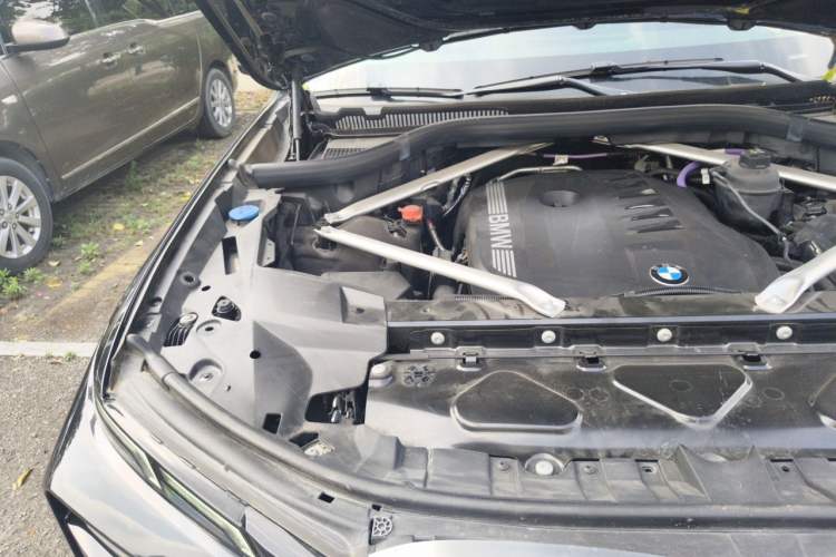 Used BMW X7 2024 xDrive40i Luxury Package – Leading Model Engine Bay Right