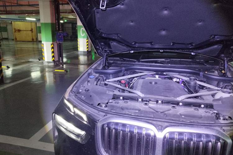 Used BMW X7 2024 xDrive40i Luxury Package – Leading Model Engine Bay Right