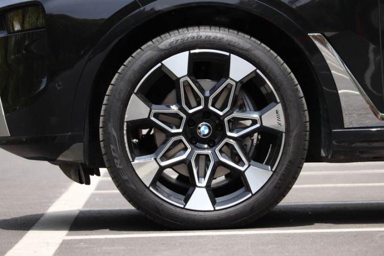 Used BMW X7 2024 xDrive40i Luxury Package – Leading Model Exterior 2