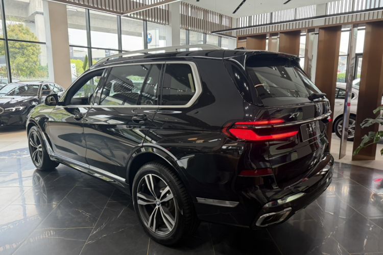 Used BMW X7 2024 xDrive40i Luxury M Sport Package Exterior 3