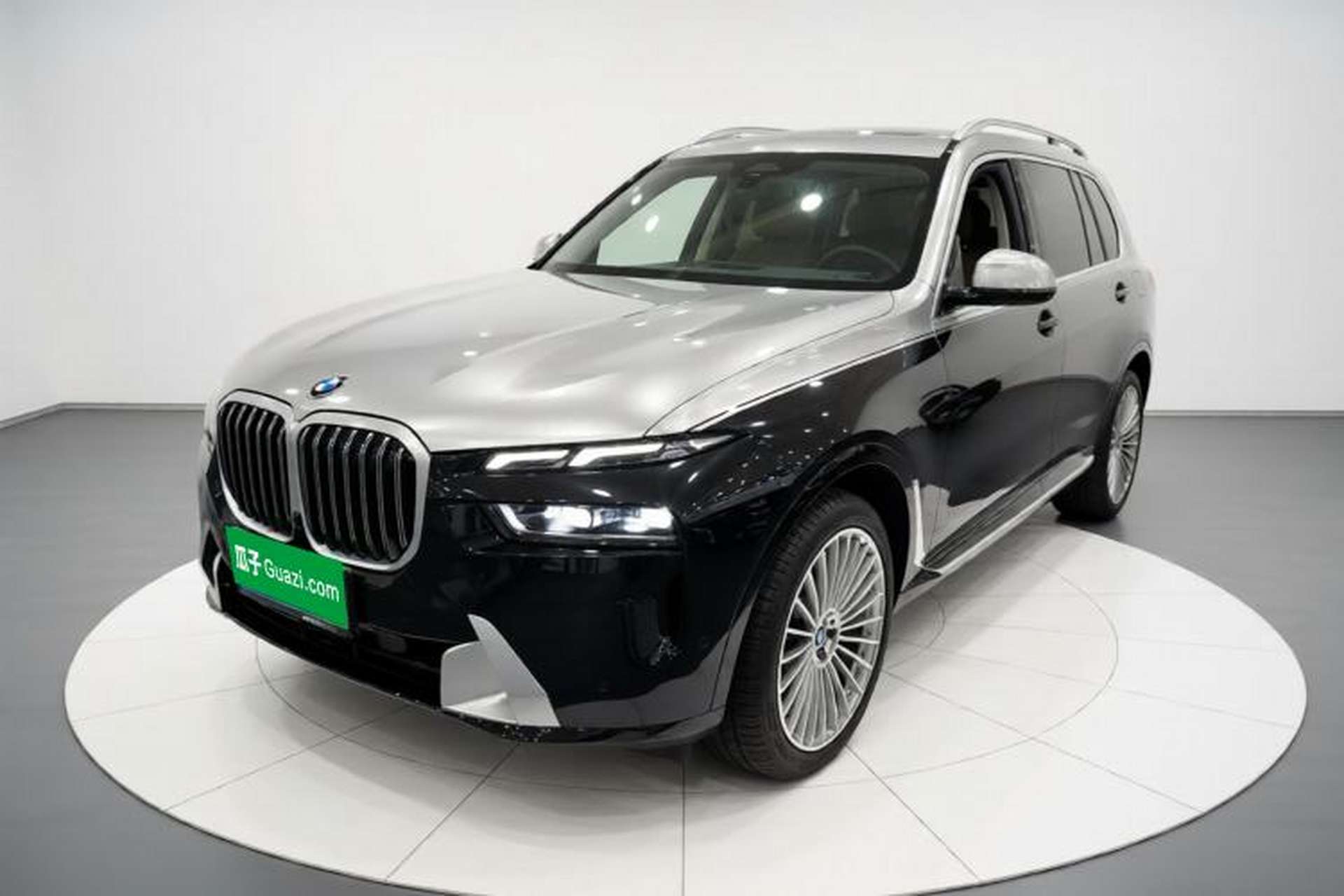 Used BMW X7 2024 xDrive40i Luxury Package – Leading Model Front Left 45 Deg