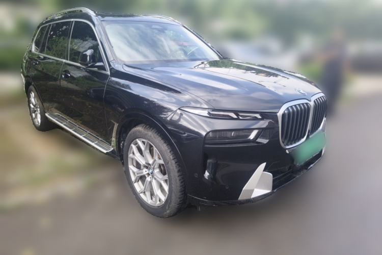 Used BMW X7 2024 xDrive40i Luxury Package – Leading Model Front Right 45 Deg