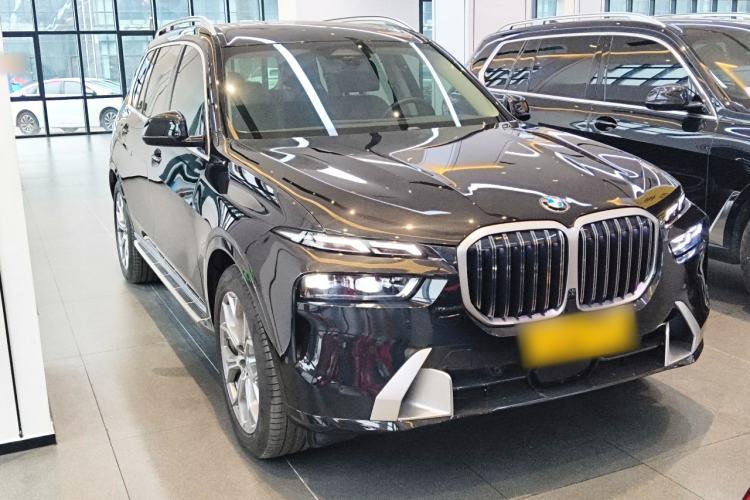 Used BMW X7 2024 xDrive40i Luxury Package – Leading Model Front Right 45 Deg