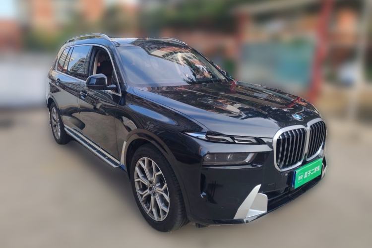 Used BMW X7 2024 xDrive40i Luxury Package – Leading Model Front Right 45 Deg