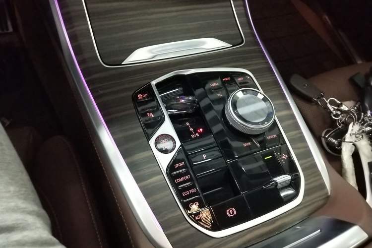 Used BMW X7 2024 xDrive40i Luxury Package – Leading Model Gear Lever
