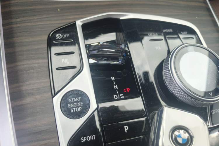 Used BMW X7 2024 xDrive40i Luxury Package – Leading Model Gear Lever